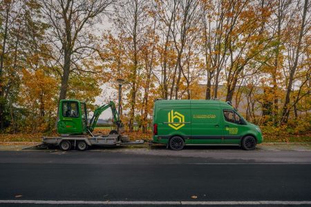 Bakkelygård - firmabil med minigraver